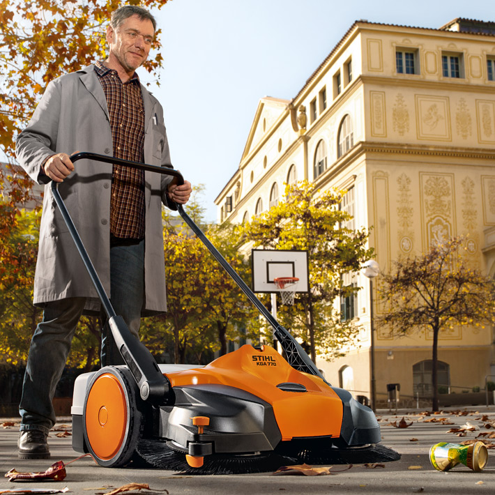 accu veegmachine STIHL KGA 770 in gebruik