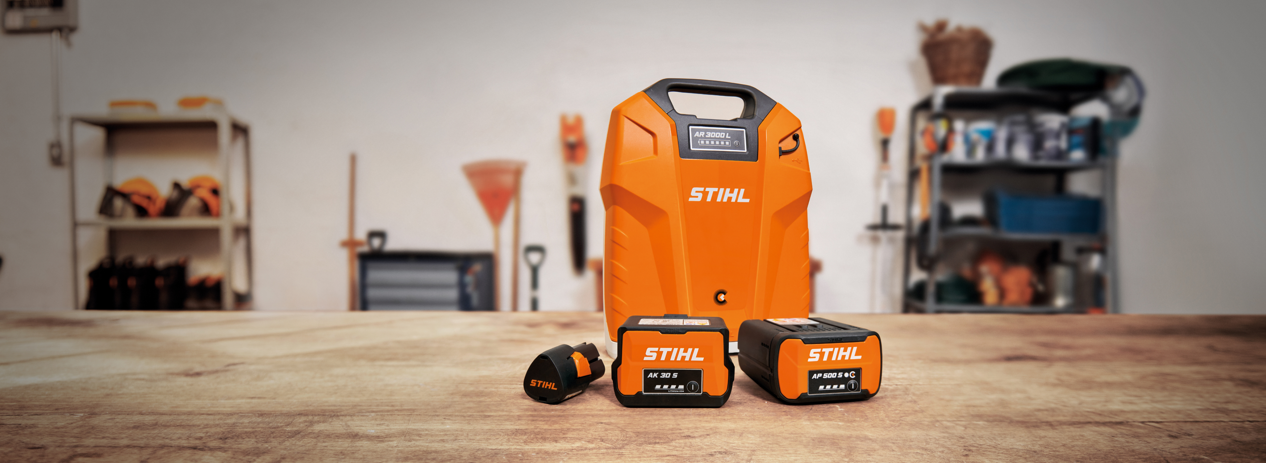 Producten met het STIHL AP-systeem liggen op een tafel in een garage