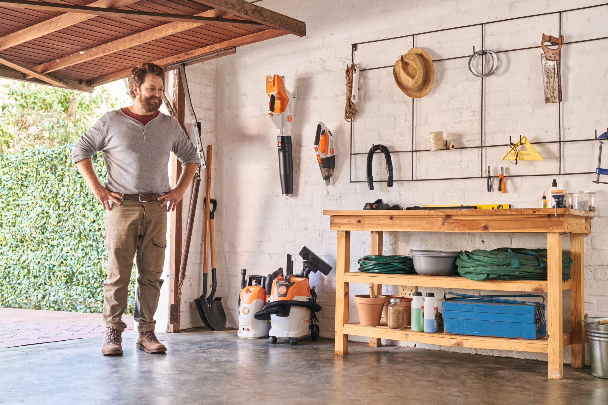 Man staat lachend in een schone garage