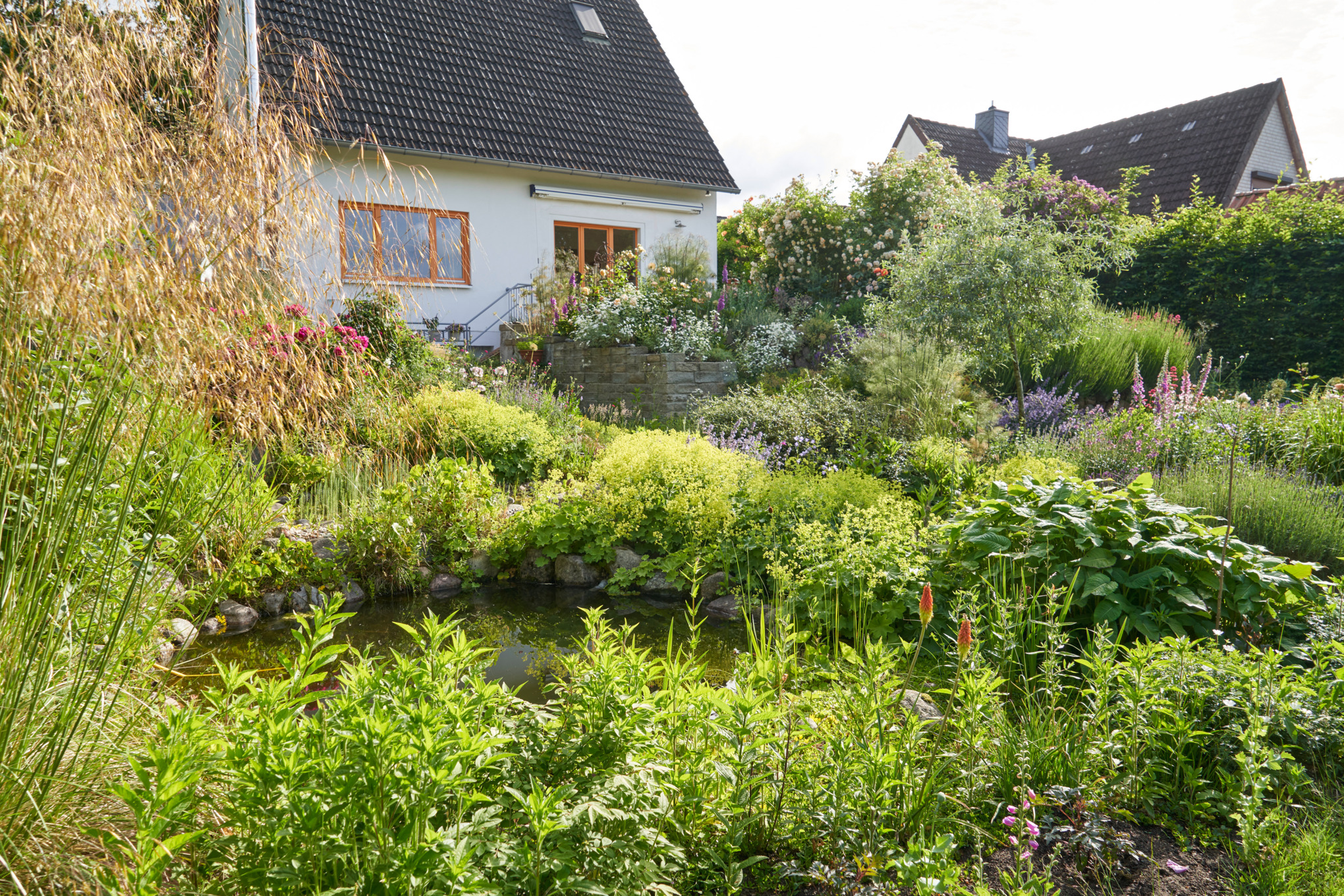 Tuin met een helling met witte huizen op de achtergrond
