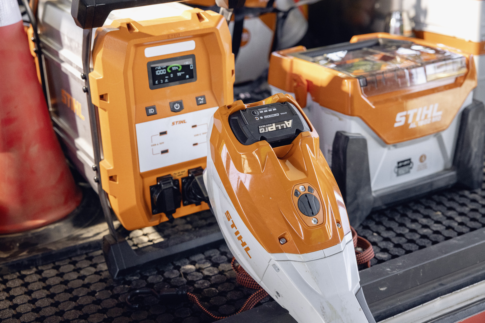 De mobiele oplader STIHL AL 1802 MO en de powerbank STIHL PS 2000 staan klaar om de ALLPRO-accu’s op de laadruimte op te laden