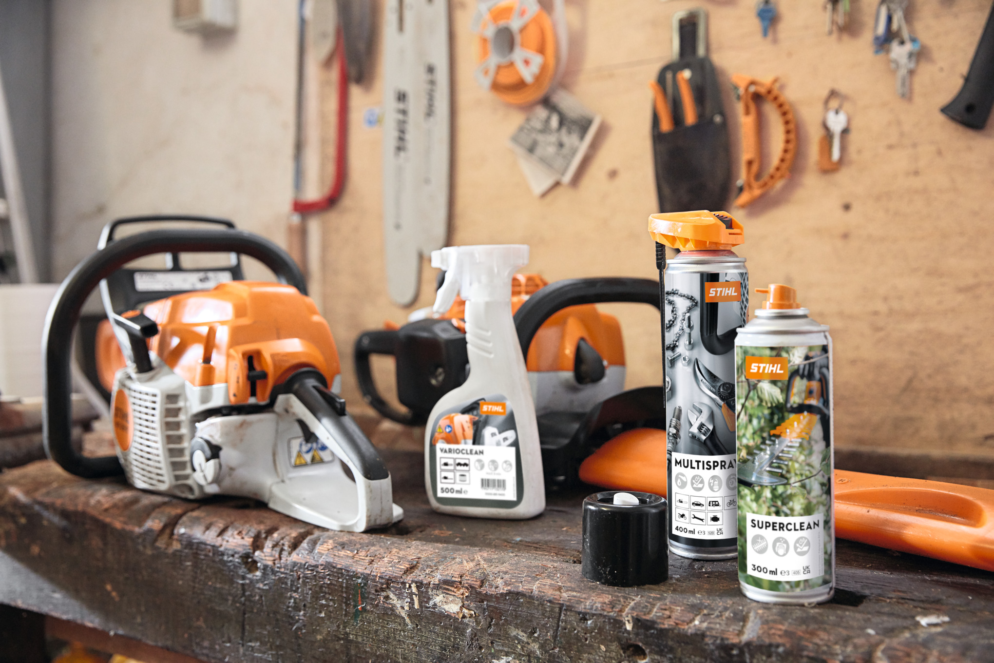 STIHL reinigingsmiddel op een werkbank in een werkplaats