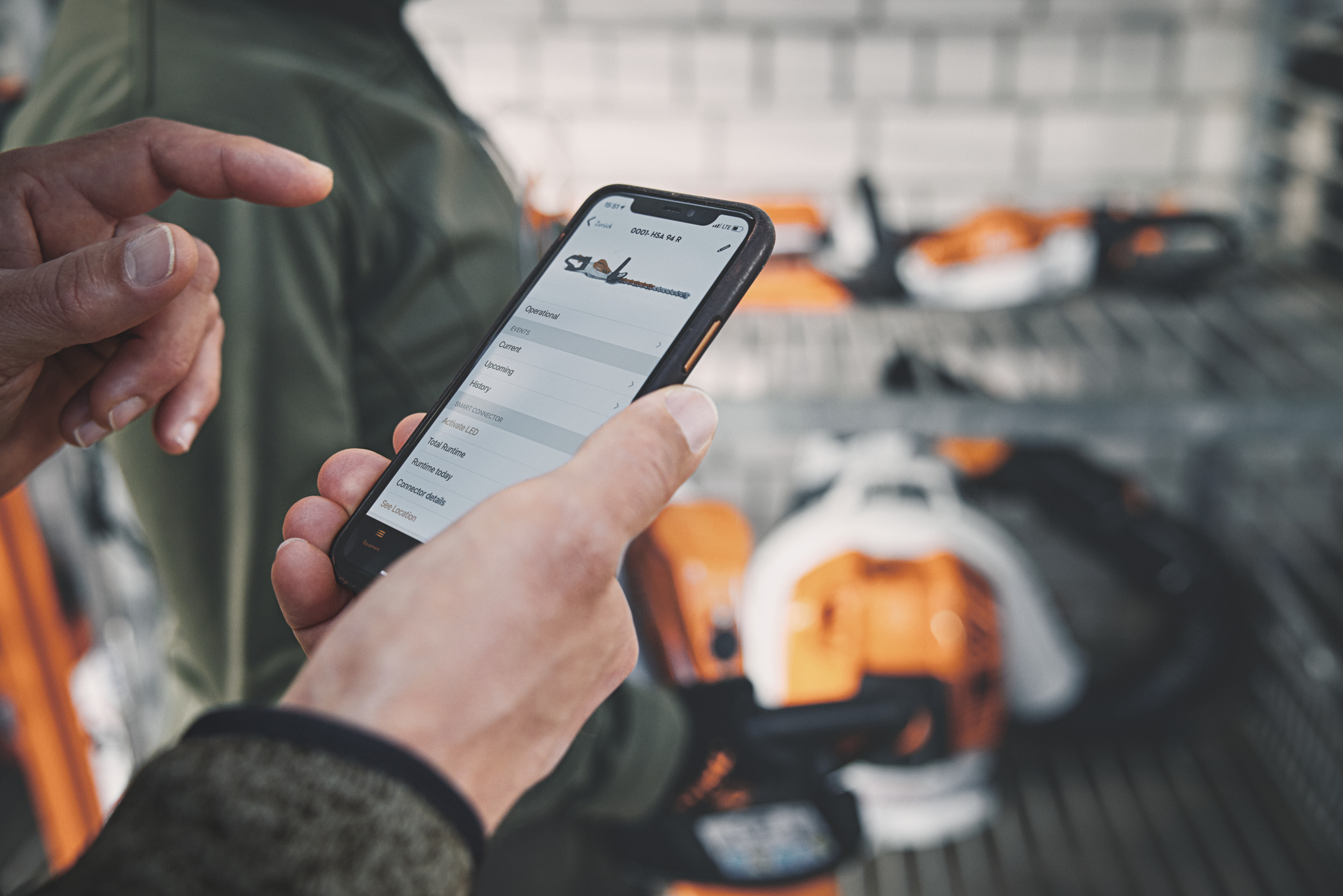 Een persoon houdt een smartphone in zijn hand