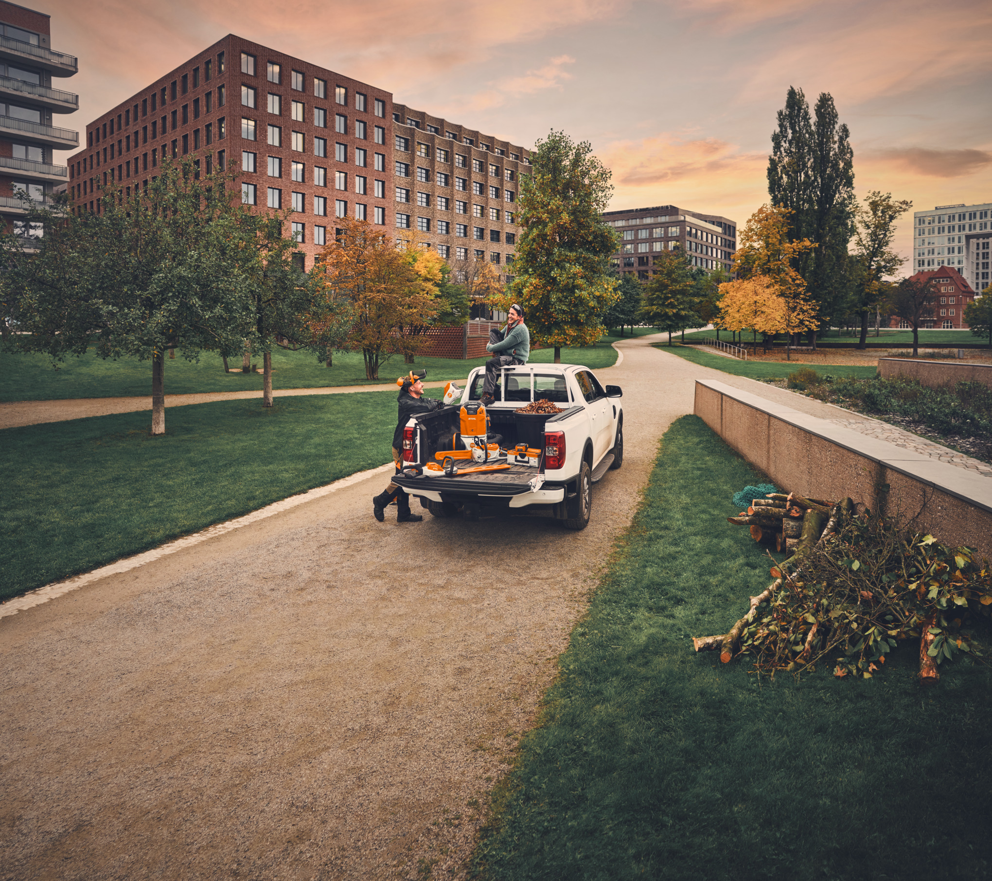 Een tuin- en landschapsteam op een pick-up truck nadat de klus is geklaard