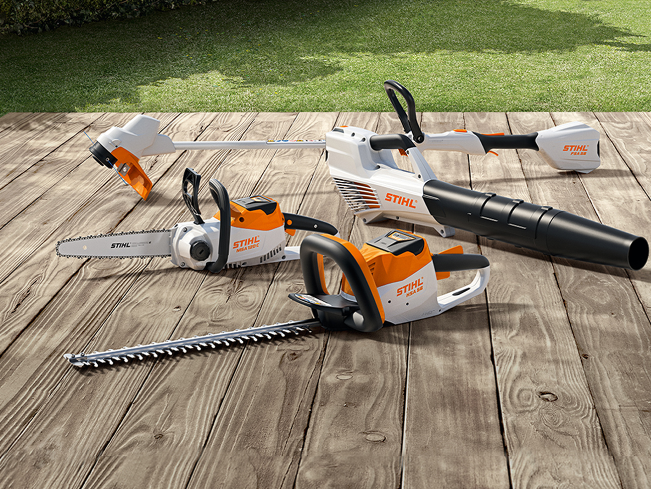 STIHL accukettingzaag MSA 120 C, accugrastrimmer FSA 57, accuheggenschaar HSA 56, accublazer BGA 56 op houten terras