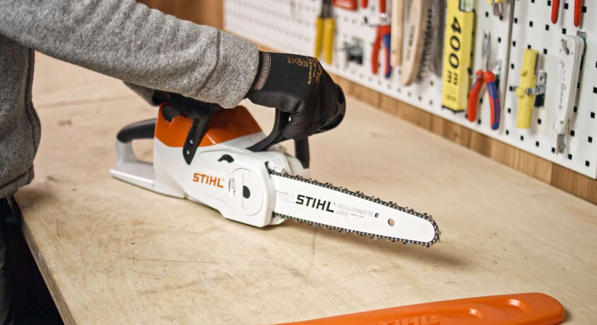 Een man monteert een STIHL MSA 120 accukettingzaag
