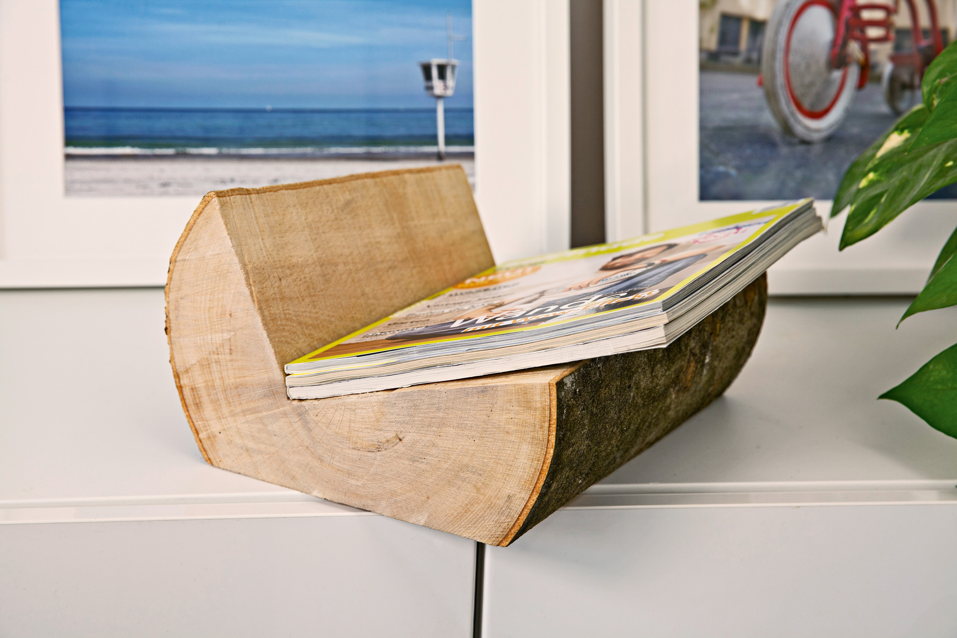 Tijdschriften in een zelfgemaakte tijdschriftenhouder uit een houtblok