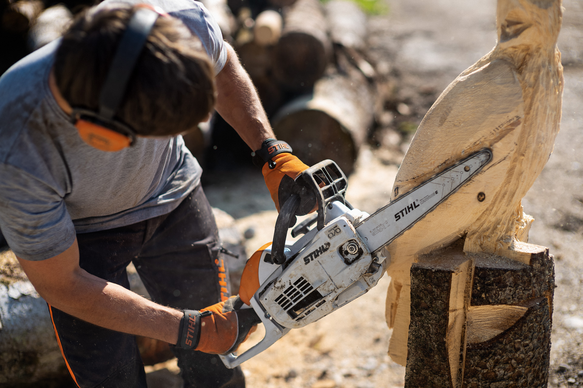 Man snijdt uil met STIHL kettingzaag uit hout