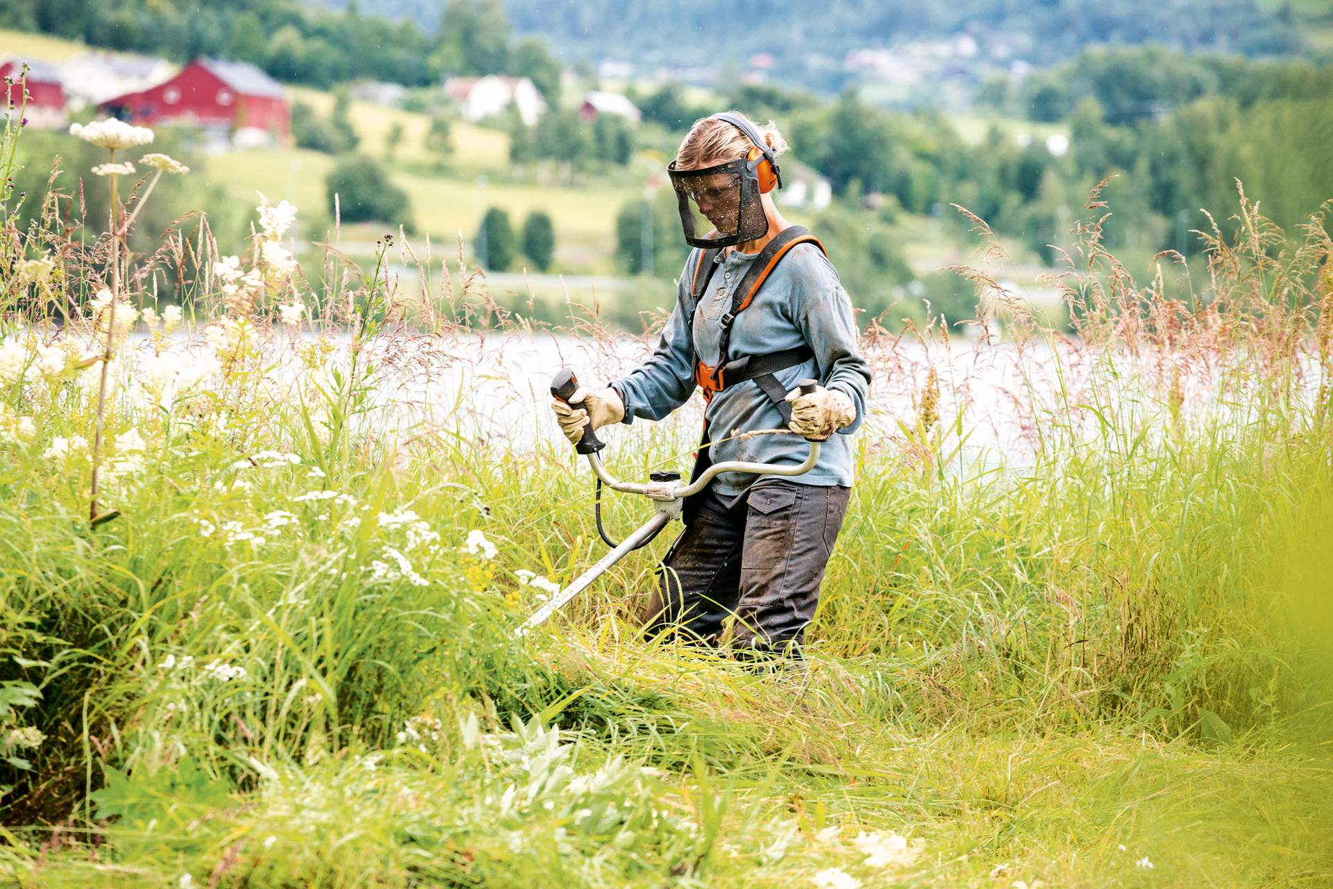 Veiligheid is belangrijk bij het werken in hoog gras met de STIHL FS 240 benzinebosmaaier.