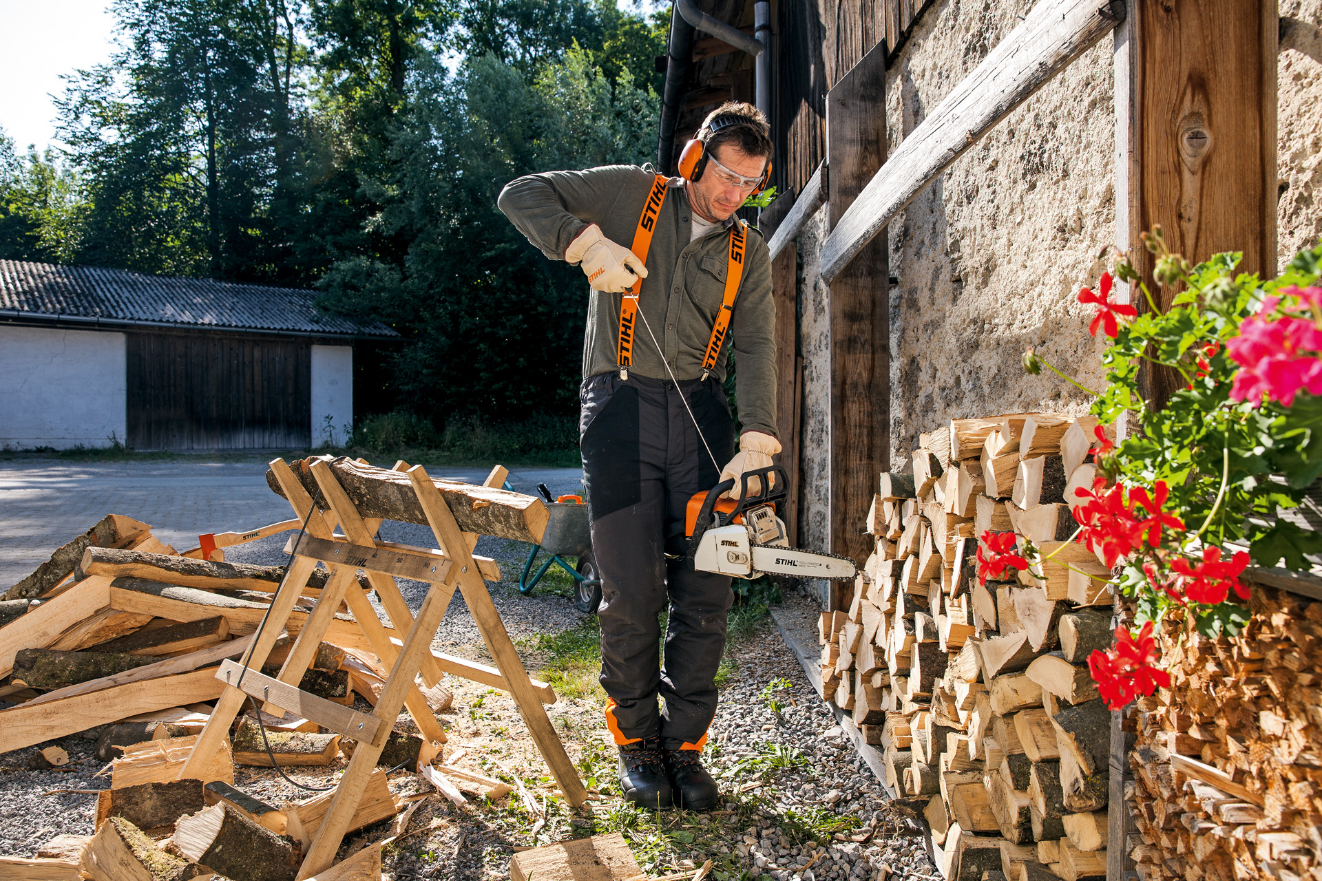 Man in veiligheidsuitrusting start STIHL benzinekettingzaag met ElastoStart en zaagblad Light 04