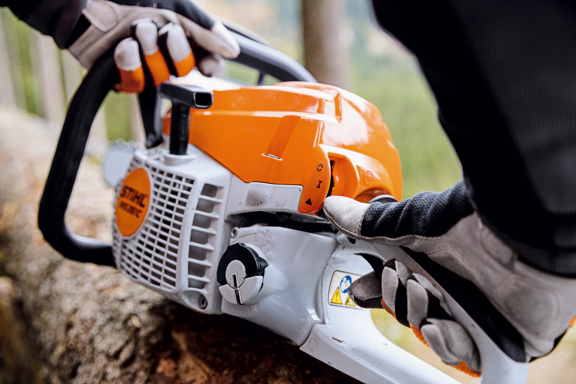 Close-up van een STIHL benzinekettingzaag MS 261 C-M die door persoon met