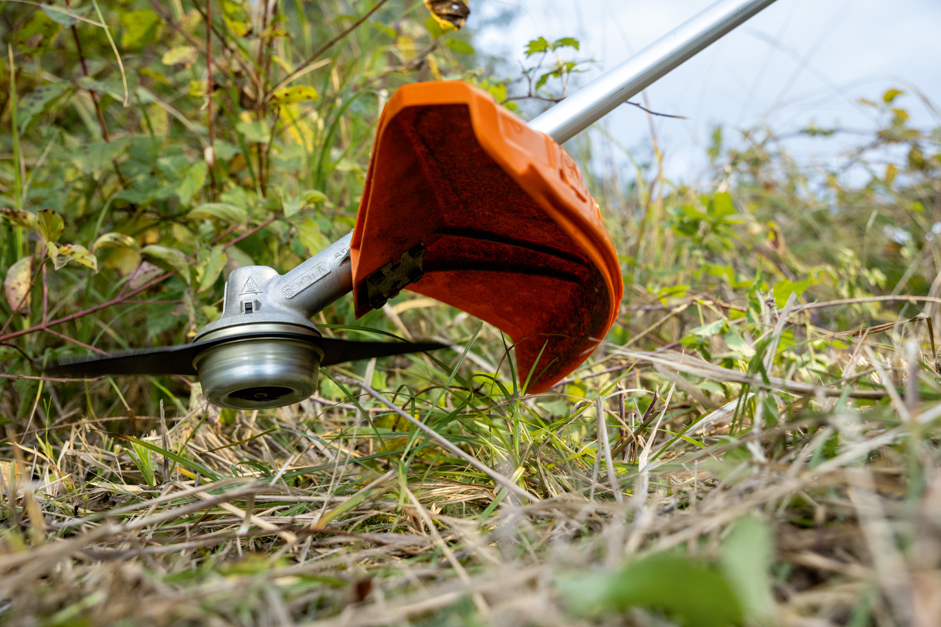 Gazon wordt gemaaid met een STIHL FSA 135 accubosmaaier 