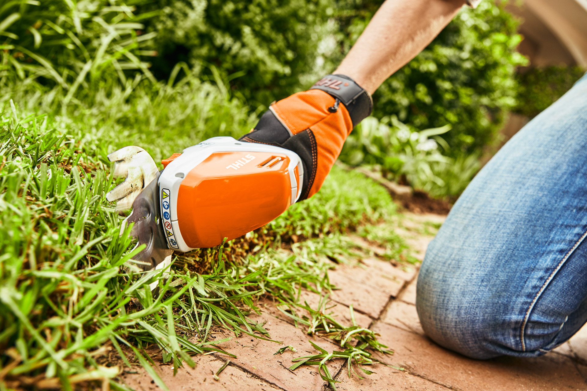 Graskanten trimmen met een STIHL HSA 26 gras- en buxusschaar op accu