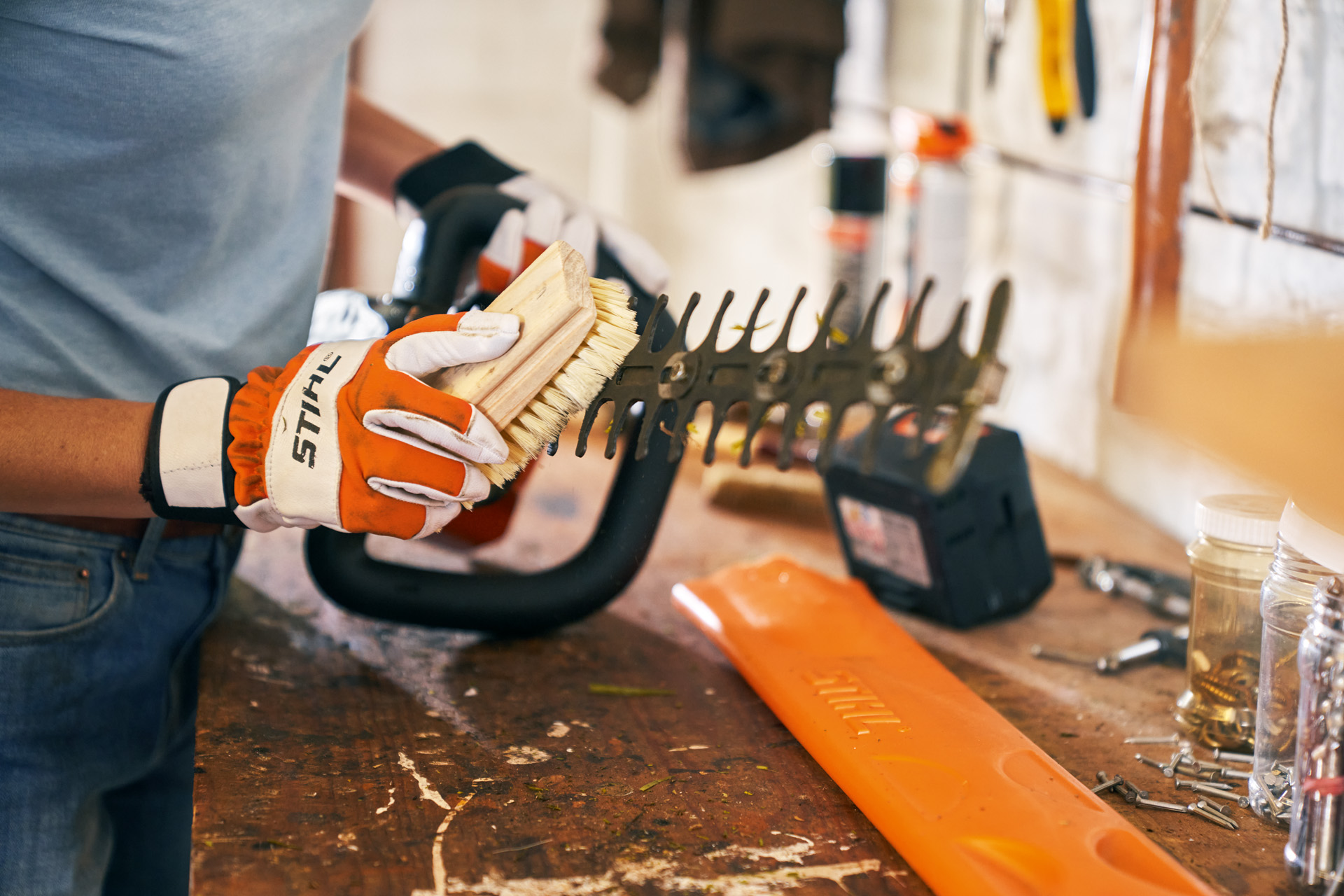 De STIHL accu-heggenschaar HSA 56 wordt schoongemaakt met een borstel