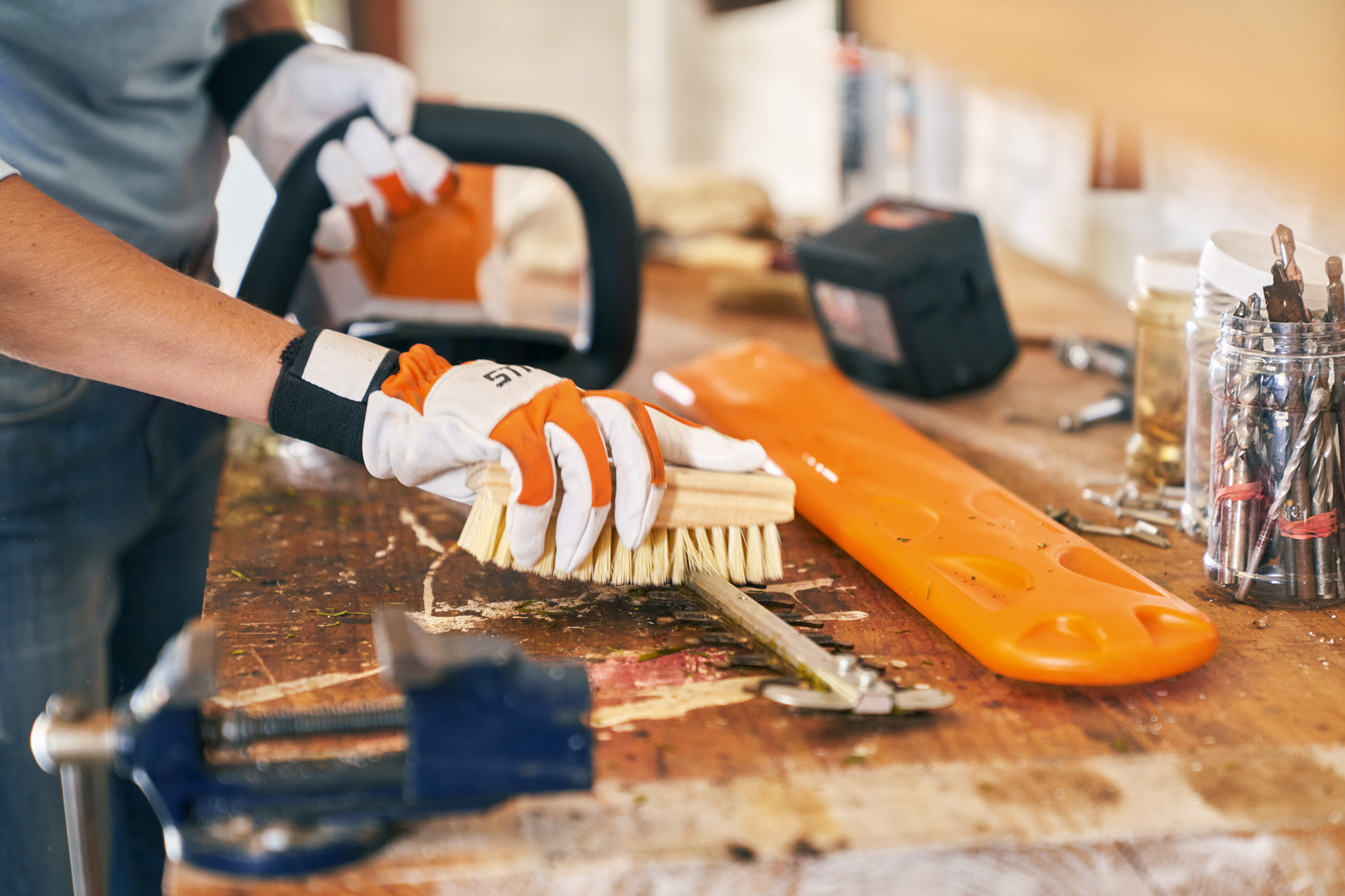 Onderhoud van gereedschap: de STIHL accu-heggenschaar HSA 56 wordt schoongemaakt met een borstel