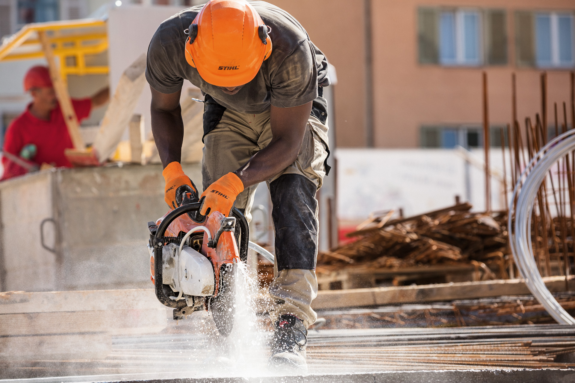 Man in veiligheidsuitrusting werkt met de STIHL doorslijpmachine MS 500i