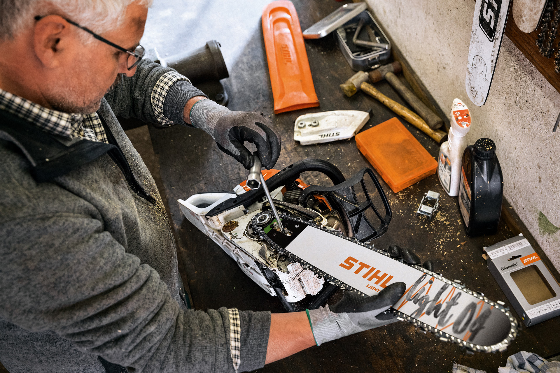 STIHL dealer onderhoudt een kettingzaag met STIHL zaagblad Light 04 en Oilomatic zaagketting