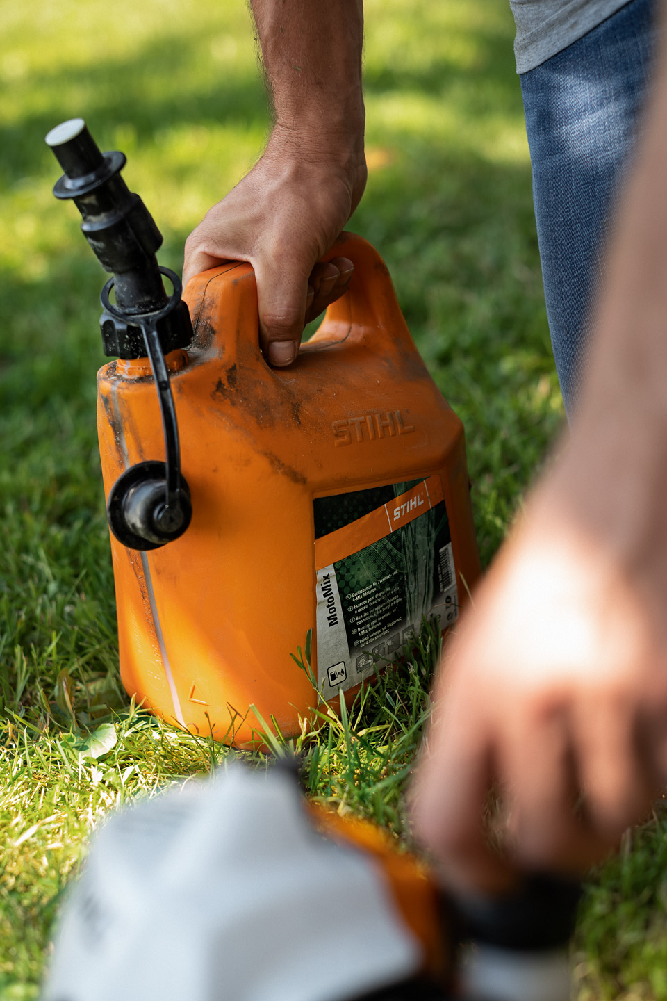 Man met jerrycan met brandstofmengsel STIHL MotoMix
