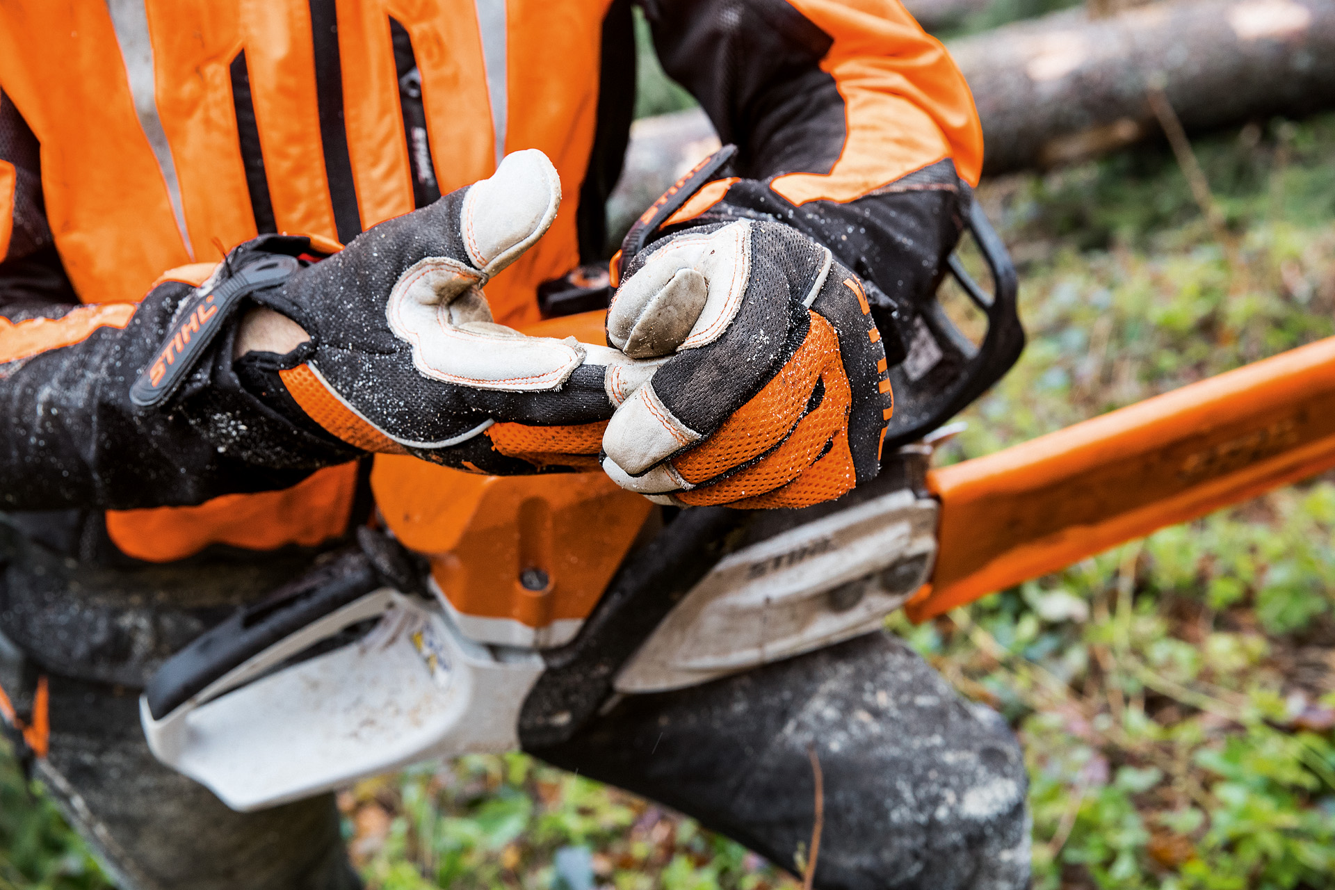 Veiligheidskleding met STIHL ADVANCE Ergo MS werkhandschoenen voor het werken met de kettingzaag