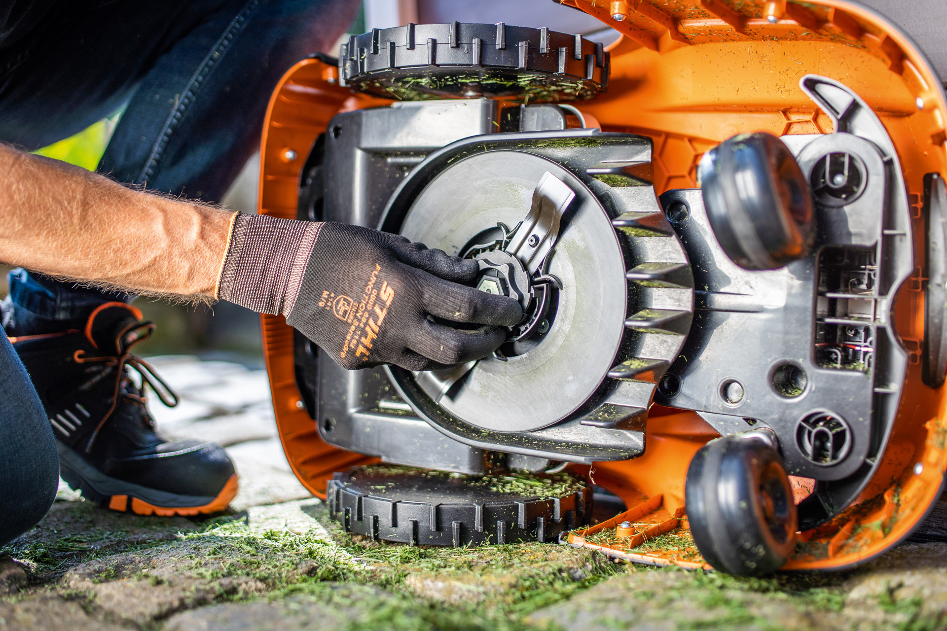 onderaanzicht van de STIHL iMOW® robotmaaier na reiniging