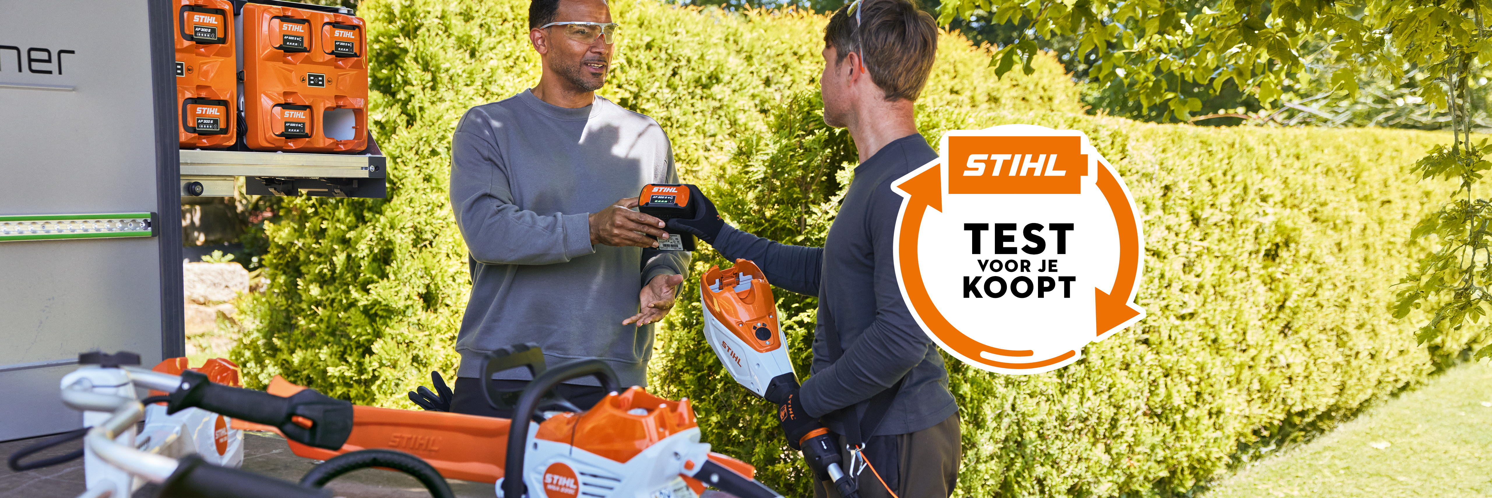 Twee mannen bij het plaatsen van een AP 300 S in een accuheggenschaar. 'Try before Buy'-sticker met de oproep 'Test it Now – contact us for details'