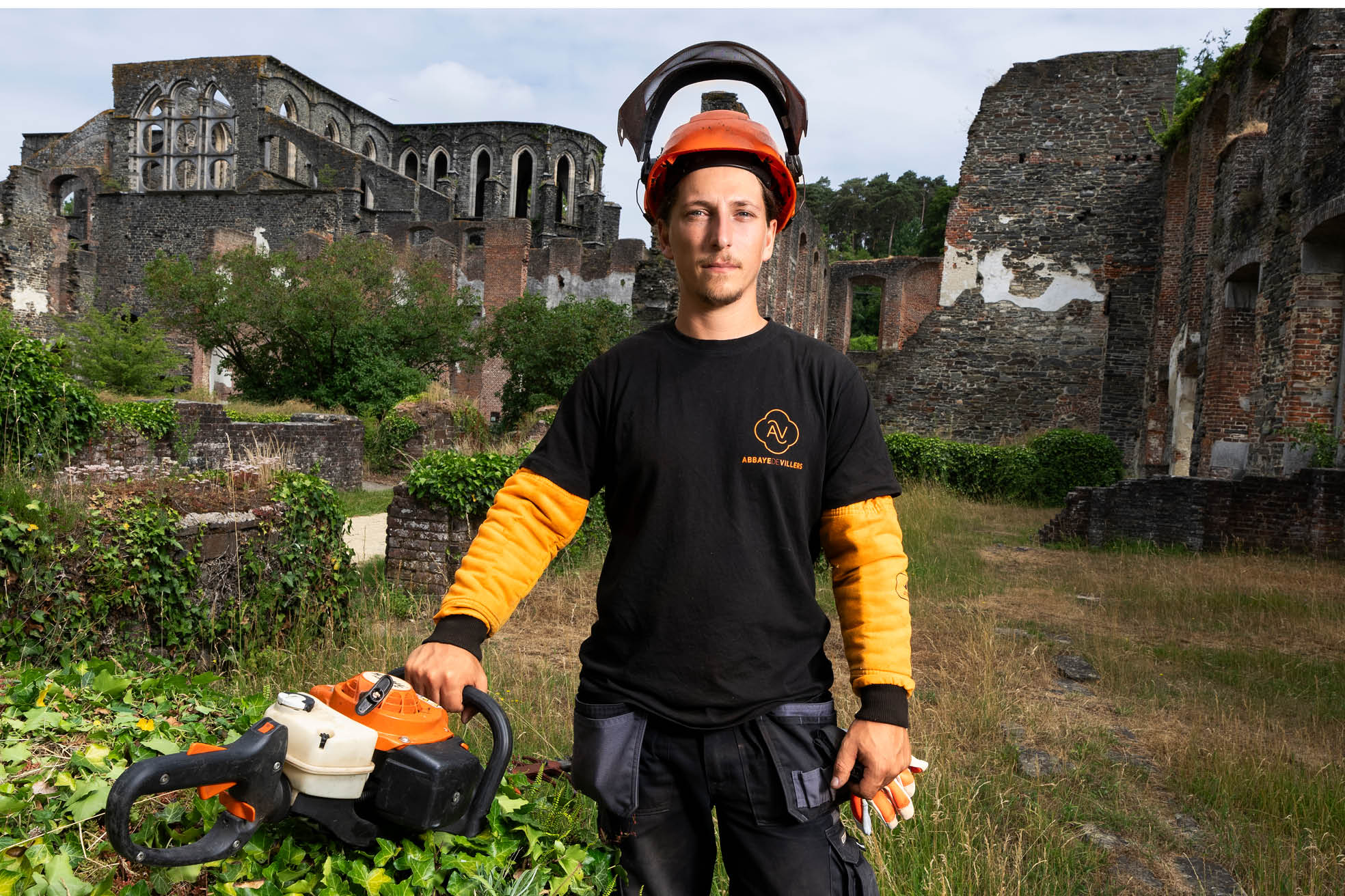 Jérôme en Benoît, arbeiders ‘parken en tuinen’ bij de Abdij van Villers, zorgen voor het onderhoud van een uniek Waals erfgoed. Op z’n zachtst gezegd een uitzonderlijke job.