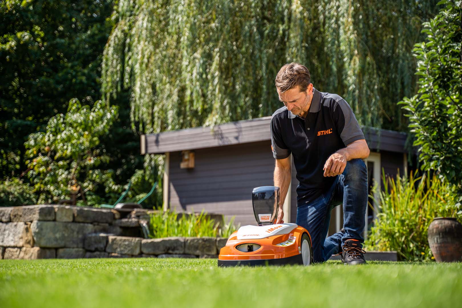 STIHL dealer stelt het maaischema in van een STIHL iMOW® RMI 422 robotmaaier