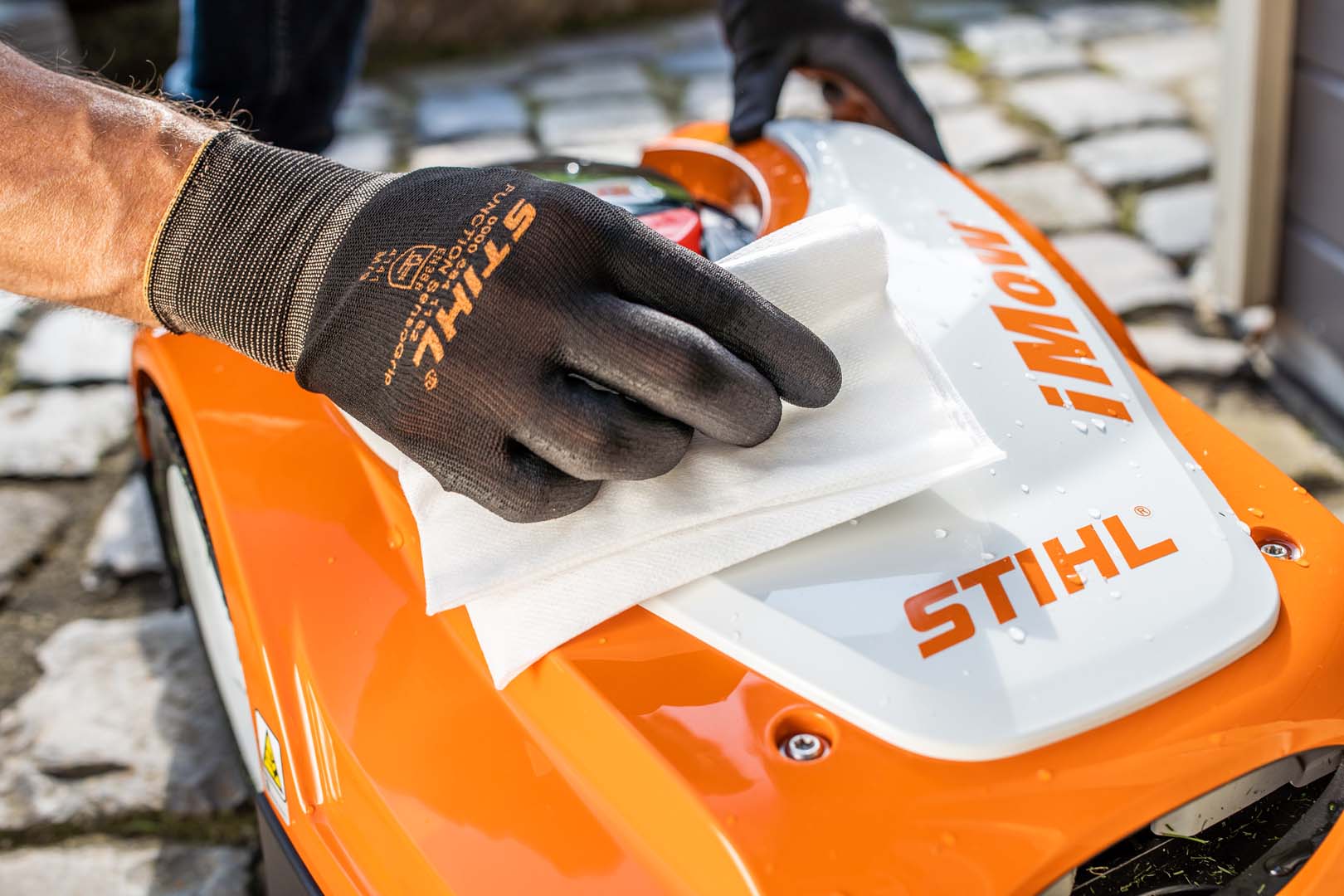 STIHL iMOW® 422 robotmaaier wordt met een doek gereinigd en wintervast gemaakt