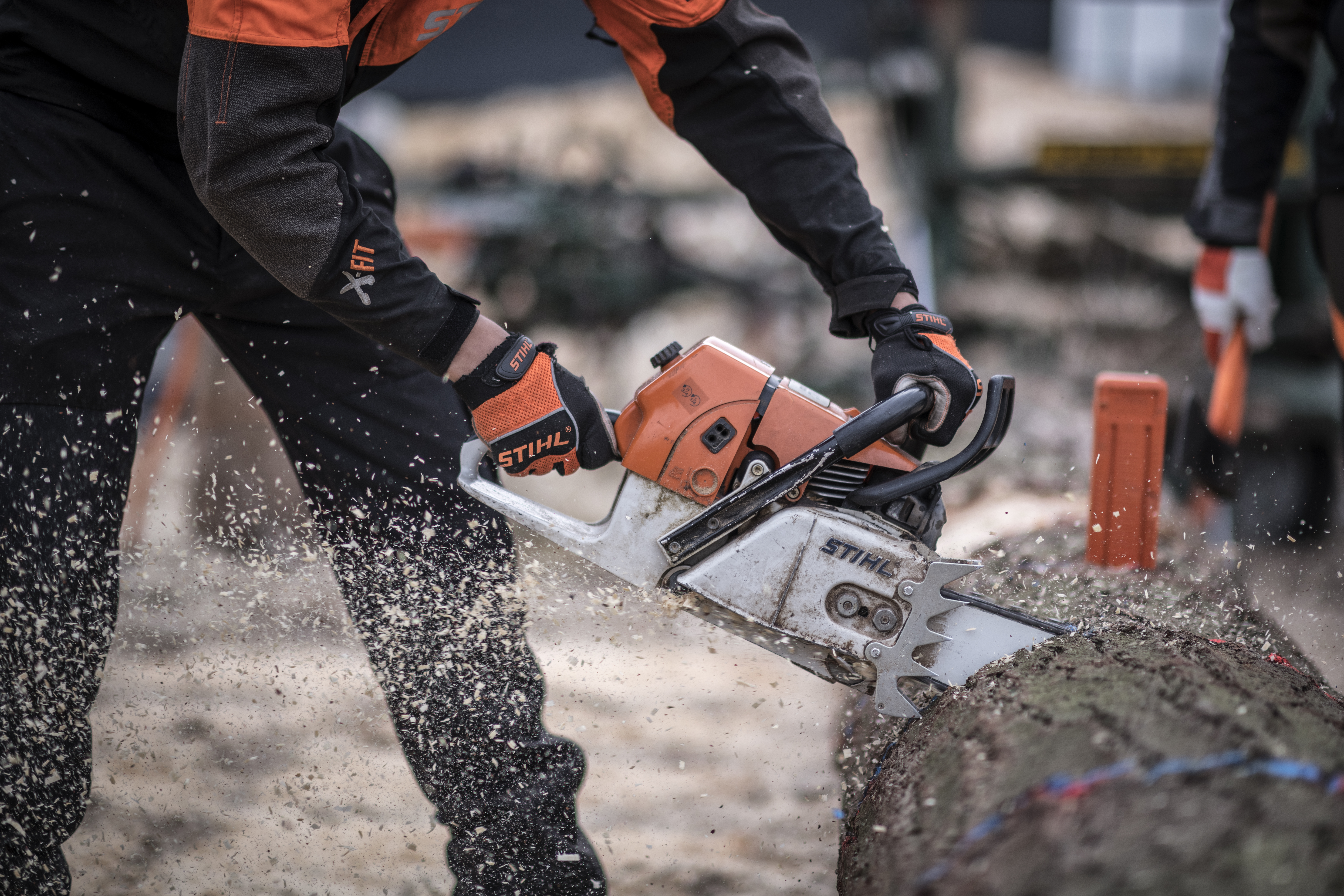 Een man zaagt een blok op een TIMBERSPORTS® evenement