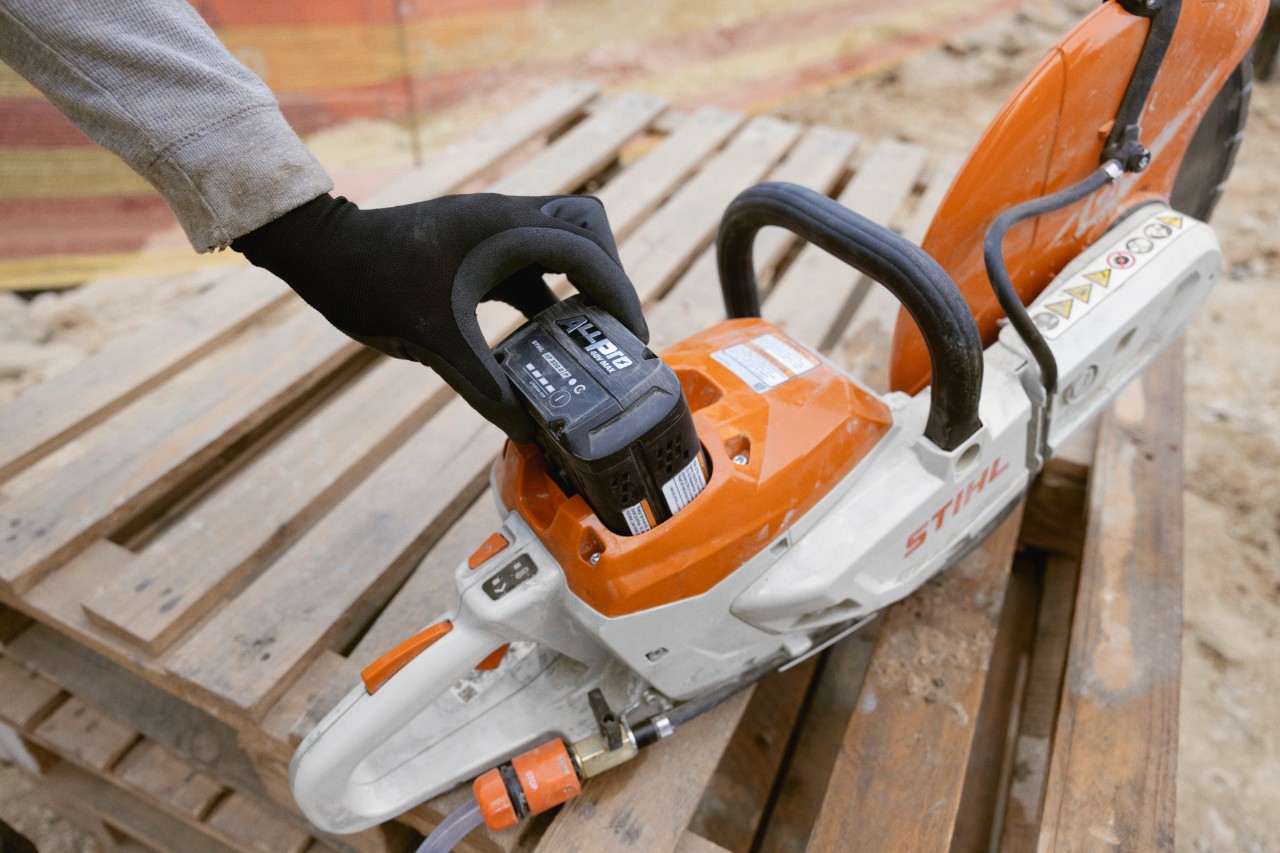 De ALLPRO STIHL AP 300 P-accu wordt gebruikt in de STIHL TSA 350 accu-afkortzaag.