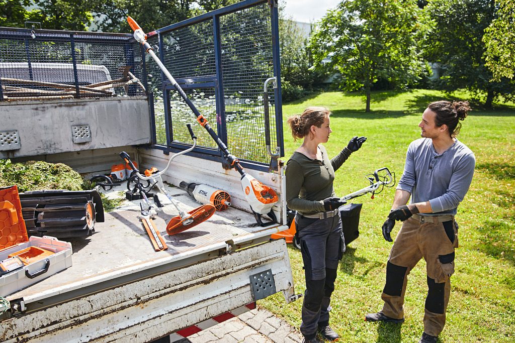 Bestelwagen volgeladen met diverse Stihl-producten