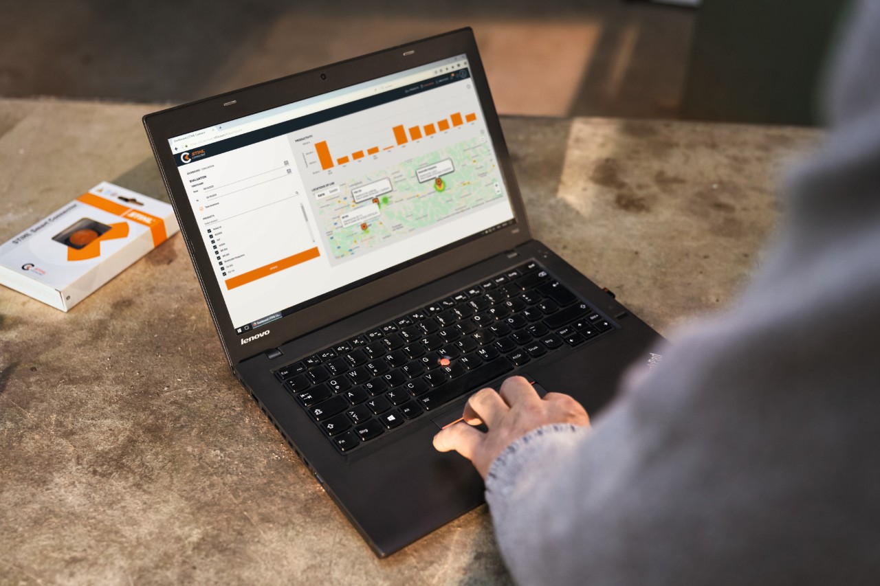 Iemand haalt relevante systeemgegevens op de laptop op met behulp van STIHL connected 