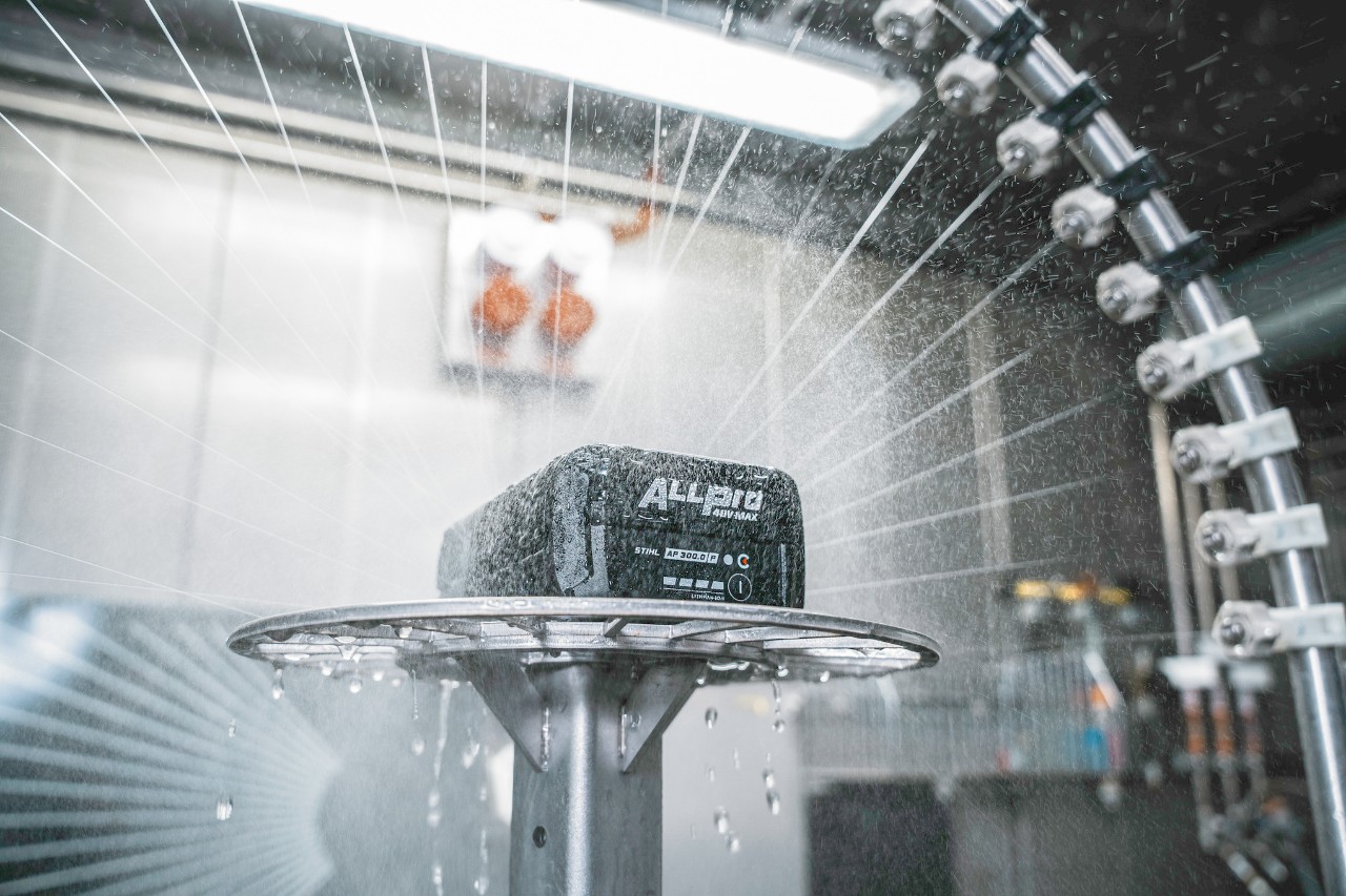  Spatproef: ALLPRO-accu’s worden met water besproeid