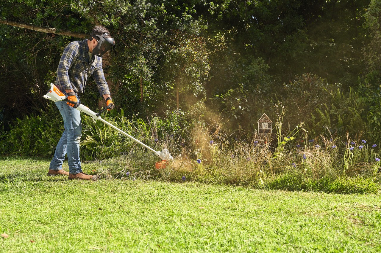 Man maait een wilde bloemenweide met de STIHL FSA 57