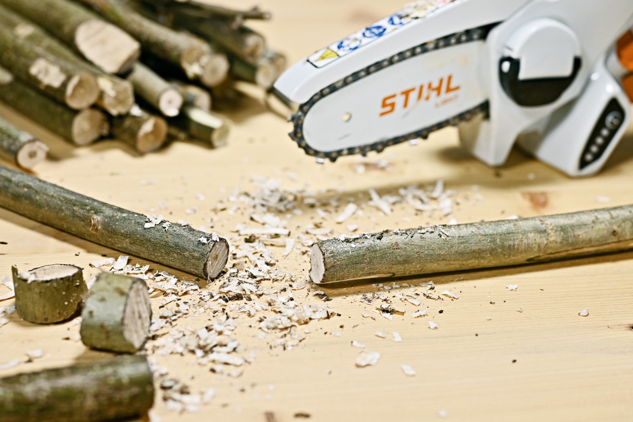 Tak voor woningdecoratie na het zagen met een STIHL accusnoeizaag GTA 26