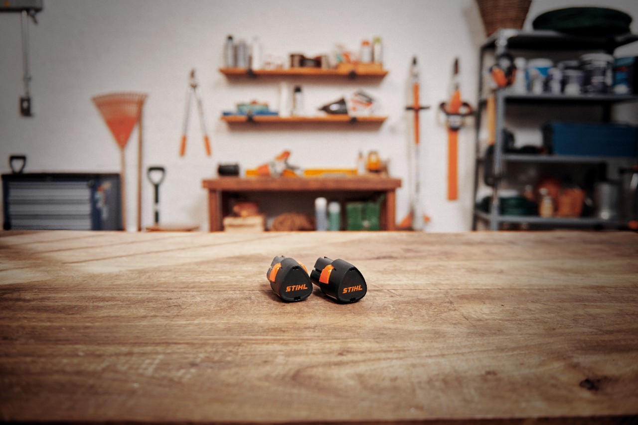 Werkplaats met een STIHL AK 30 S accu op een houten tafel 