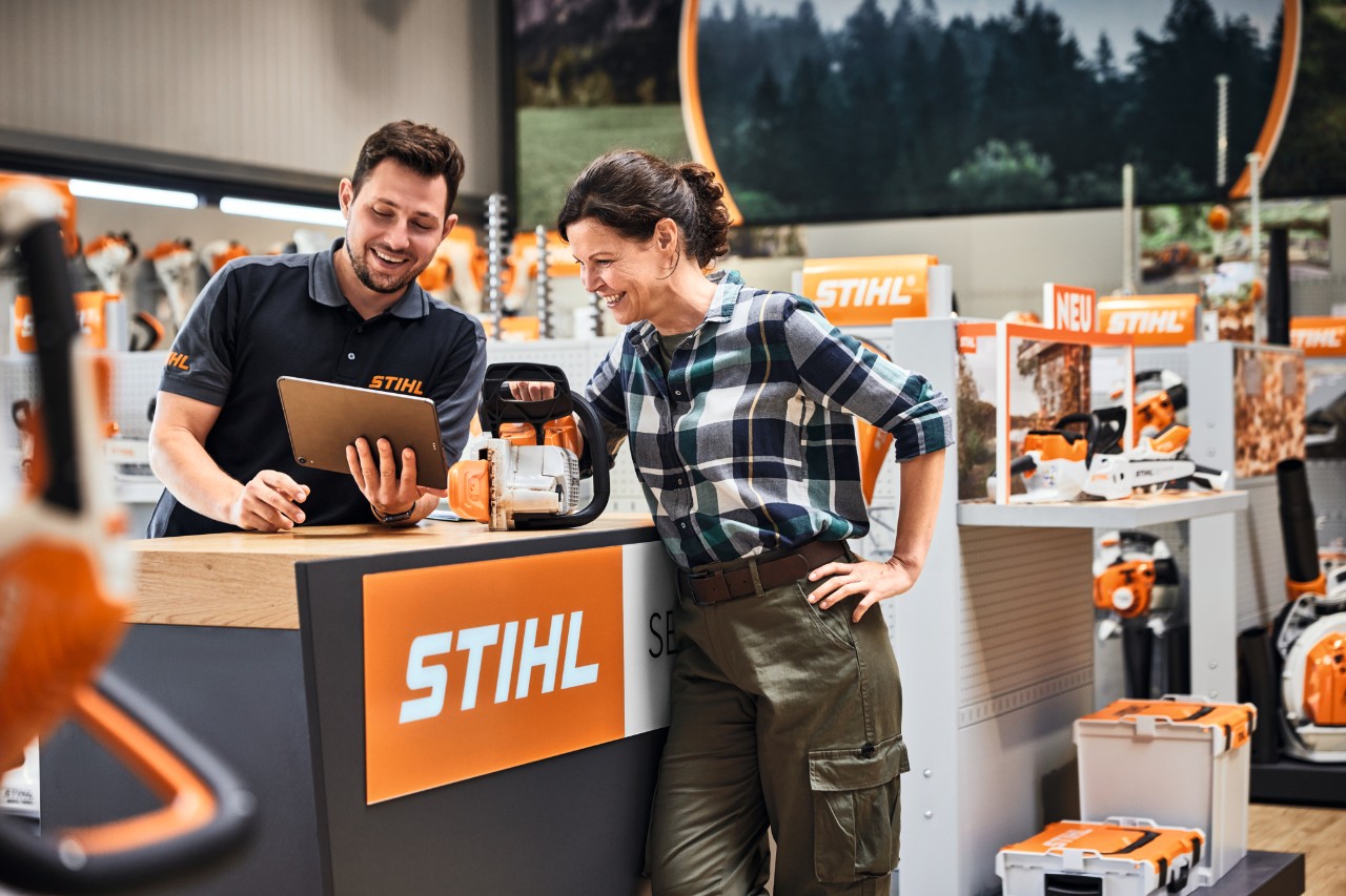 Gesprek met de klant aan de STIHL servicebalie