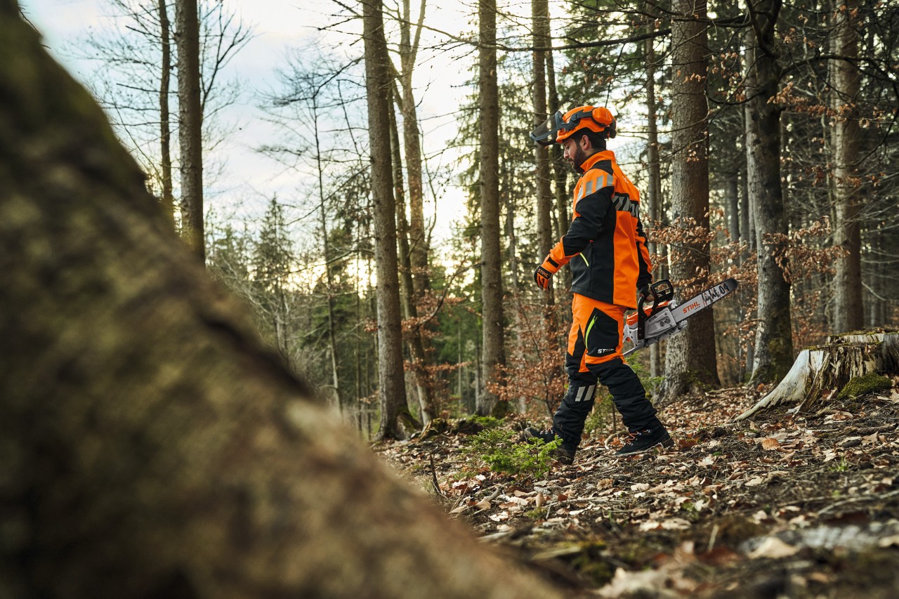 Houtwerker draagt STIHL ADVANCE-FlexTEC-ShellTEC tijdens het werken in het bos