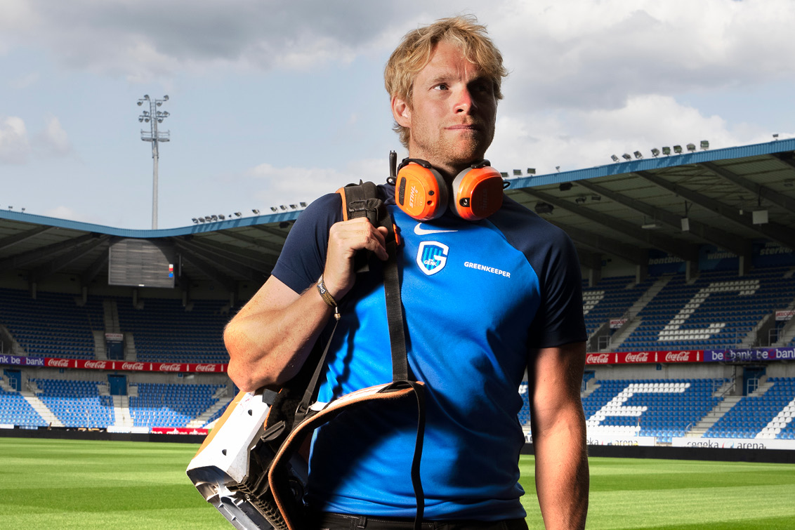 Head Groundsman Eddy houdt het gras groen bij KRC Genk met STIHL machines