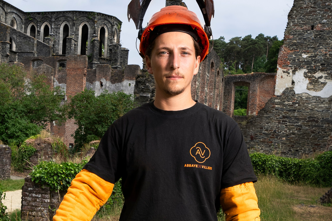 Jérôme onderhoudt het historische erfgoed van de Abdij van de Villers, met een STIHL kantenmaaier