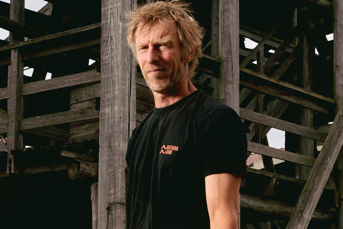 Marco tovert hout om tot boten in Batavialand, met een STIHL kettingzaag