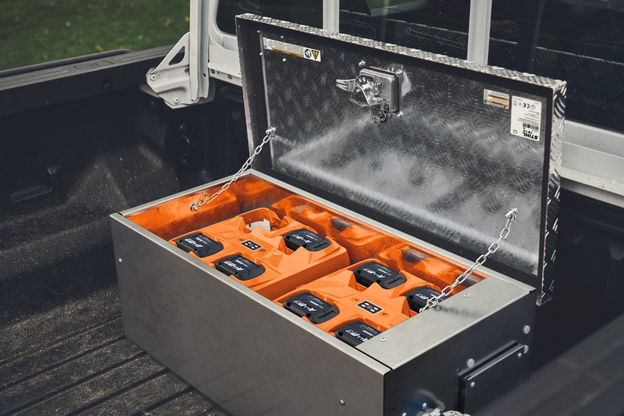 STIHL-laadstation CB 1 met ALLPRO-accu’s op de laadbak van een pick-up